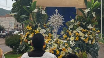 The Blessed Sacrament takes to the streets of Jocotepec