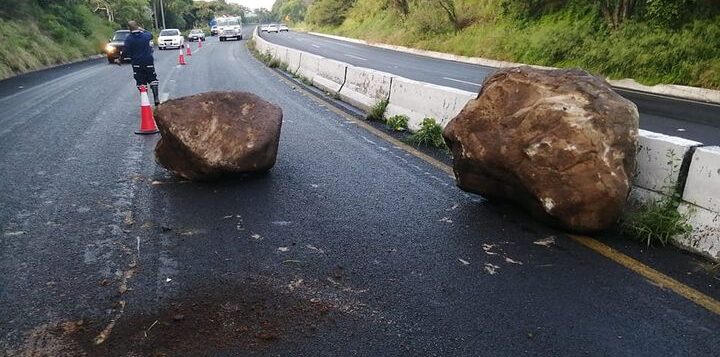 Boulders fall on Chapala-Guadalajara highway