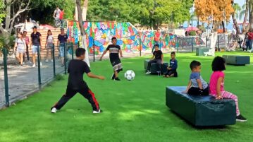 Families enjoy new green areas on Chapala's boardwalk