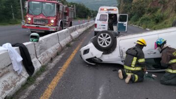 Car overturned on the Guadalajara-Chapala Highway