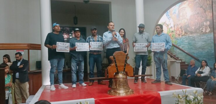 Chapala President recognizes workers in city hall remodel