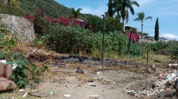 Ajijic’s illegal garbage dumping and burning on private lot denounced