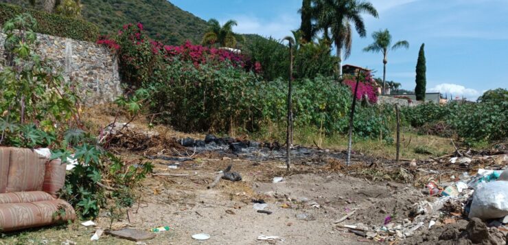 Ajijic’s illegal garbage dumping and burning on private lot denounced