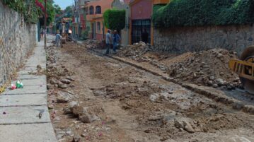 Dissatisfied citizens succeed in stopping “fake cobblestones” on Ajijic's street