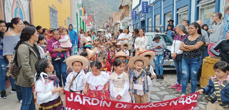 Over a thousand people enjoyed Ajijic Revolution parade