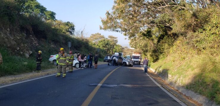 Accident paralyzes traffic in Chapala