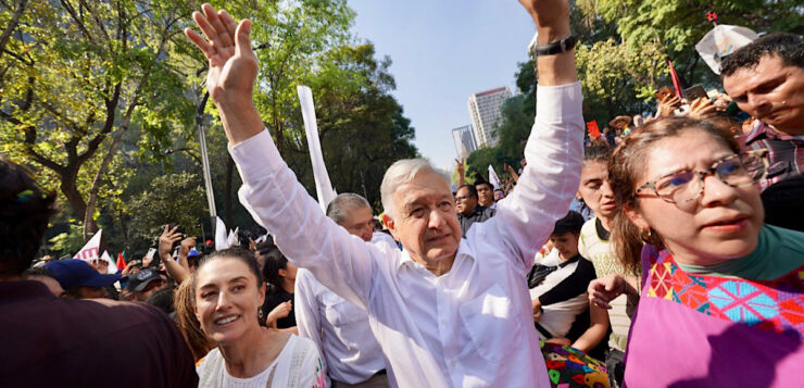 More than one million people accompany AMLO in the 'People's March'