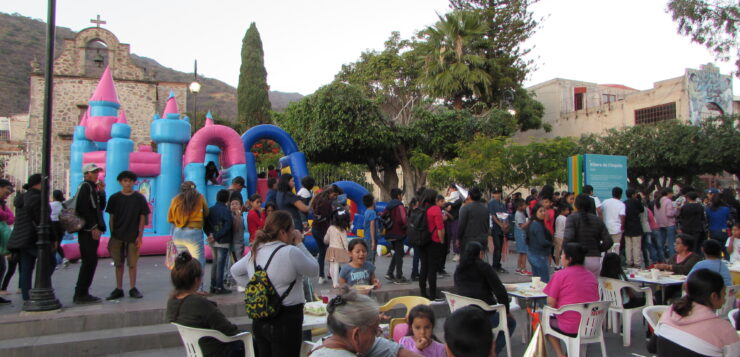 Dozens of children celebrate Three Kings' Day in Ajijic