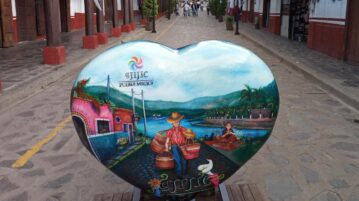 The heart of Ajijic is on display in Mazamitla A fiberglass heart by Victor Pineda