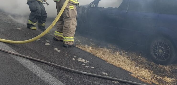 Car burns on highway between Chapala and Ixtlahuacán de los Membrillos