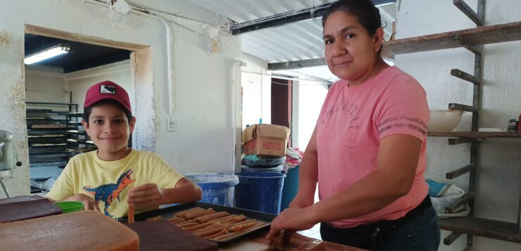 Family Ramos produces traditional Three Kings' bread for five generations