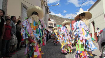 Over 100 Ajijic residents in the New Year's parade