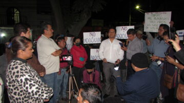 Opponents of Ocampo paving stones seek help from governor Alfaro Protestors brought a petition directly to the governor