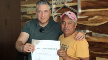 Public Services personnel recognized employees with financial bonus Jocotepec president presents 17 awards