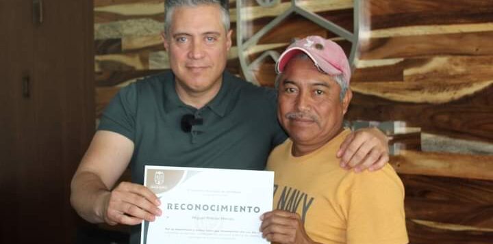 Public Services personnel recognized employees with financial bonus Jocotepec president presents 17 awards