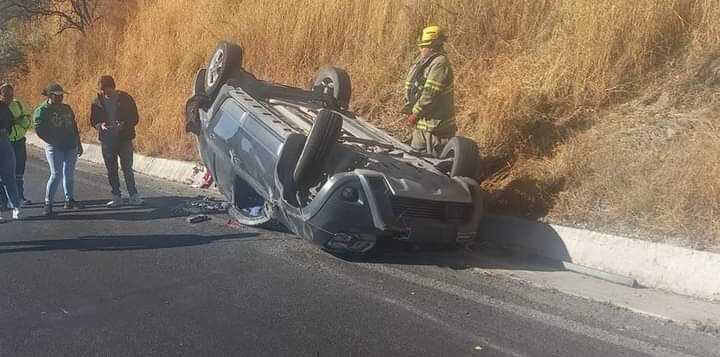 Vehicle overturns in the Ixtlahuacán road curves