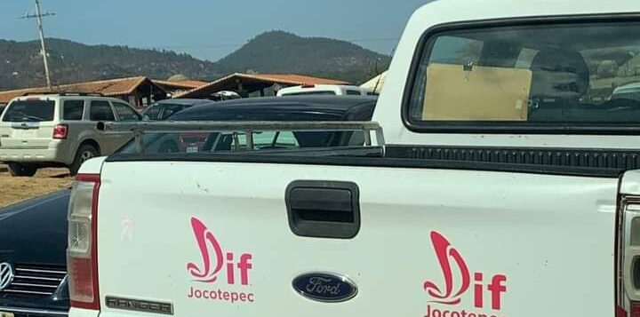 The DIF Jocotepec official vehicle was photographed in Tapalpa.