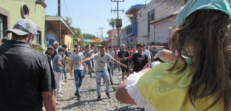 Carnival Stories: the Cucadores provoke the Sayacas to throw flour