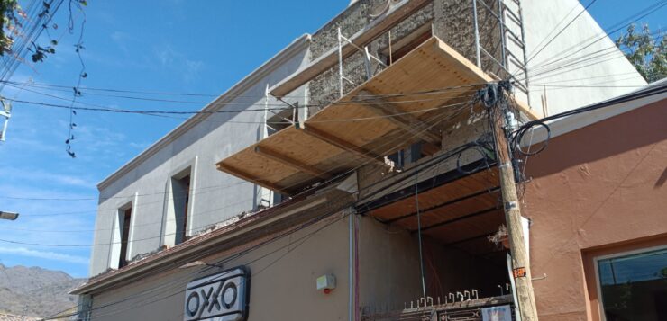 Despite orders to stop., work continues at OXXO Ajijic on Colón Street