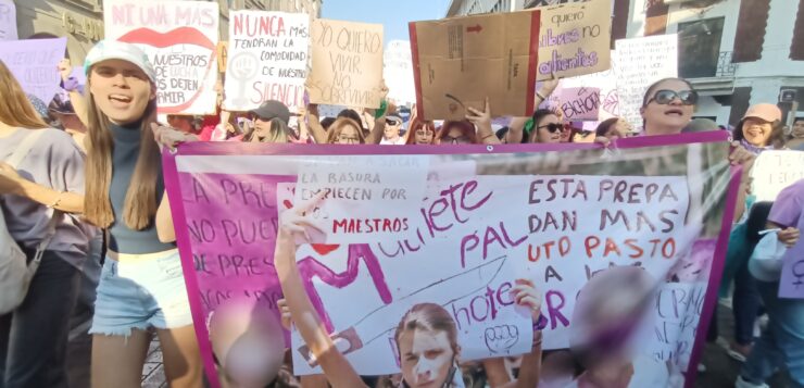 Chapala women's groups participate in Guadalajara 8M march