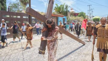 Support is needed for the Stations of the Cross in San Antonio Tlayacapan