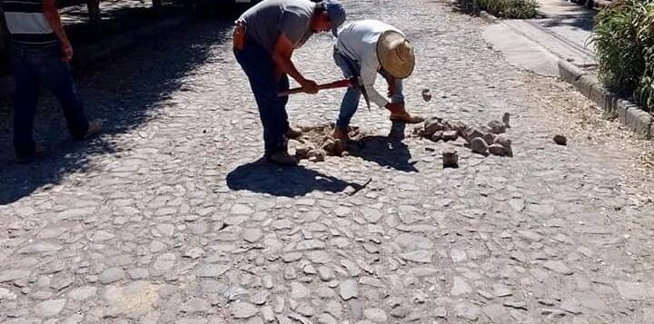 Maintenance of the cobblestones in Ajijic begins