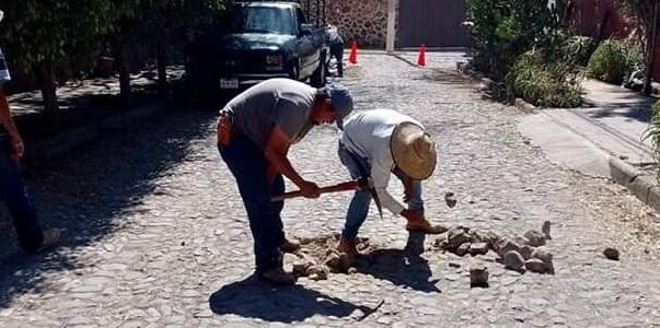 Maintenance of the cobblestones in Ajijic begins