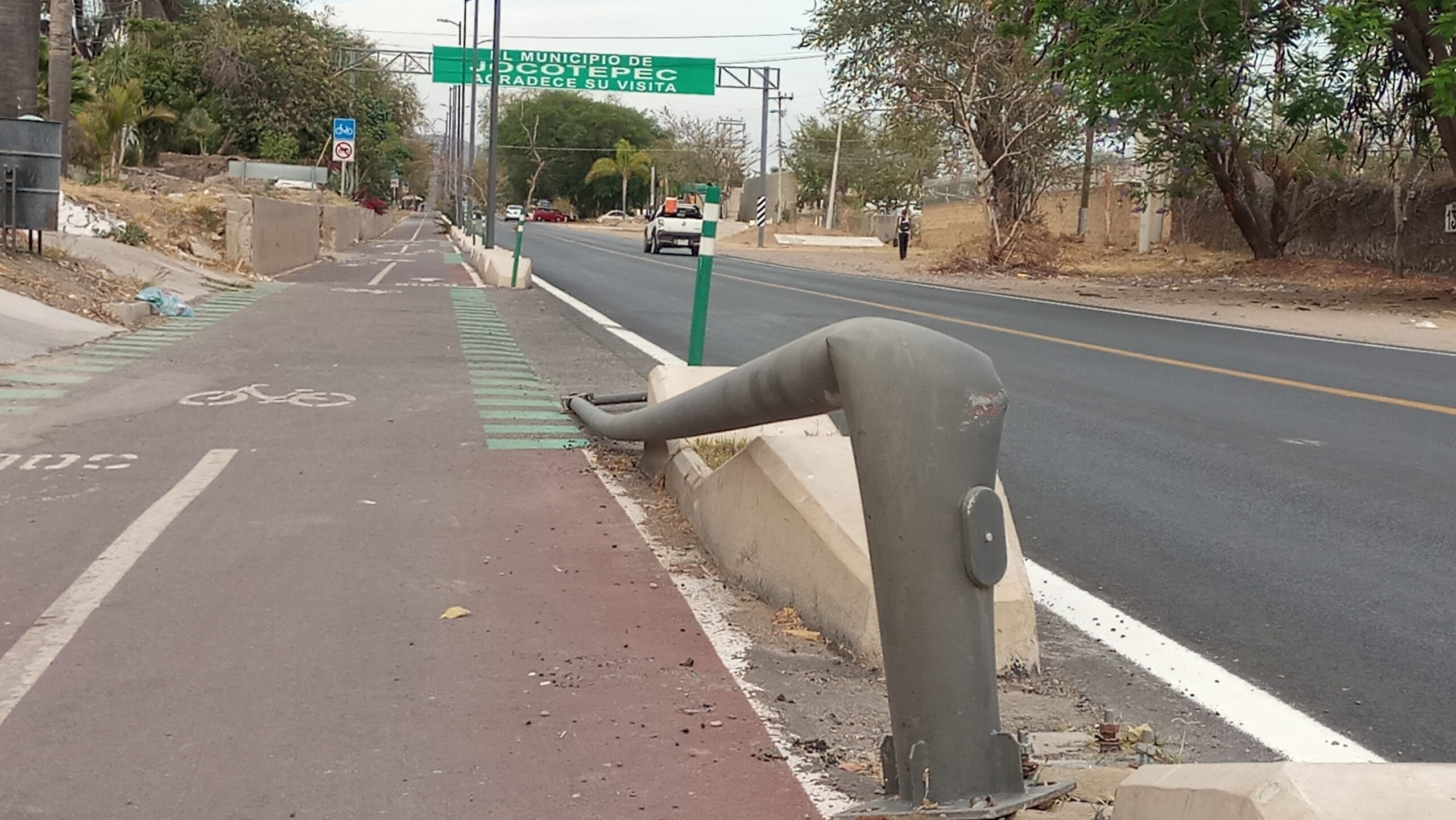 Ciclovía streetlight remains unrepaired