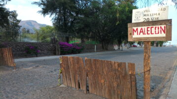 Merchants comply with early closing of the Malecon