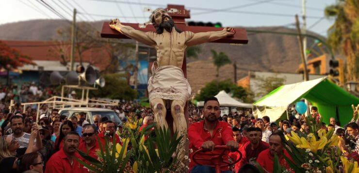 Viva the Lord of Huaje! Thousands join the Solemn Procession