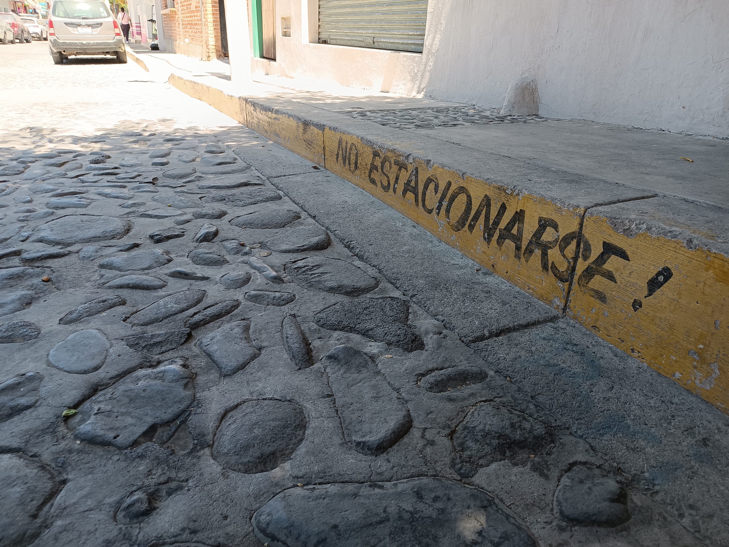 Majority of yellow-painted curbs in Ajijic are unauthorized