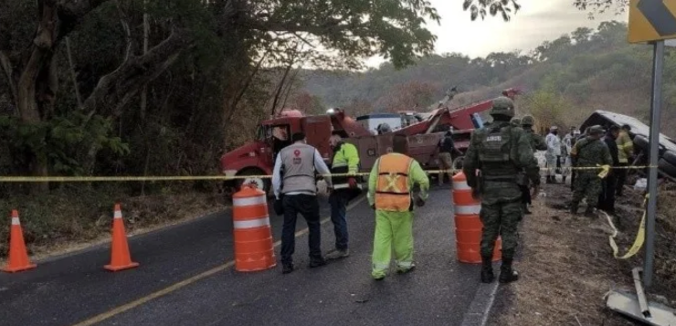 18 people die in fatal accident at kilometer 54 of Federal Highway 200