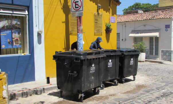 Pueblos Mágicos de Jalisco supplies new trash cans for Ajijic streets