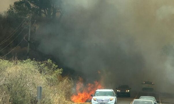 Inferno closes Chapala highway as cars pass through fire, smoke