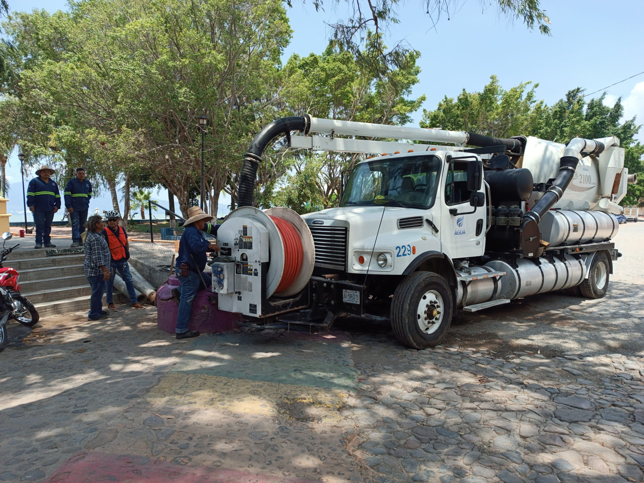 Collectors cleaned to prevent overflows during the rains