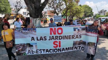 Frustrated Chapala merchants demonstrate to expedite street changes