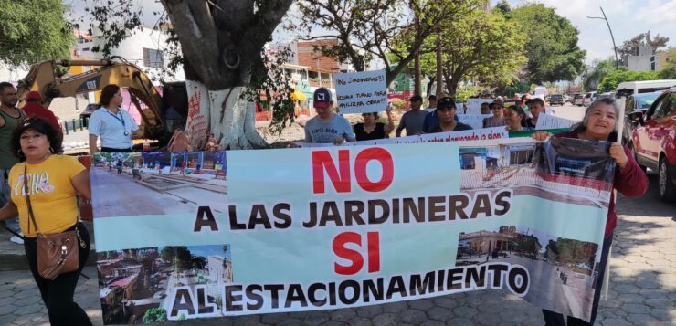 Frustrated Chapala merchants demonstrate to expedite street changes