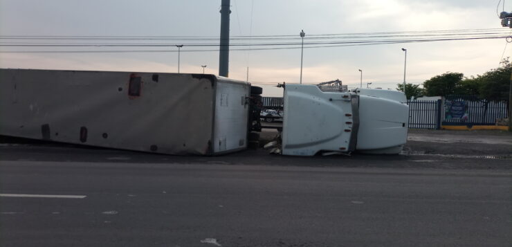 Heavy truck in accident near Puerta del Muerto