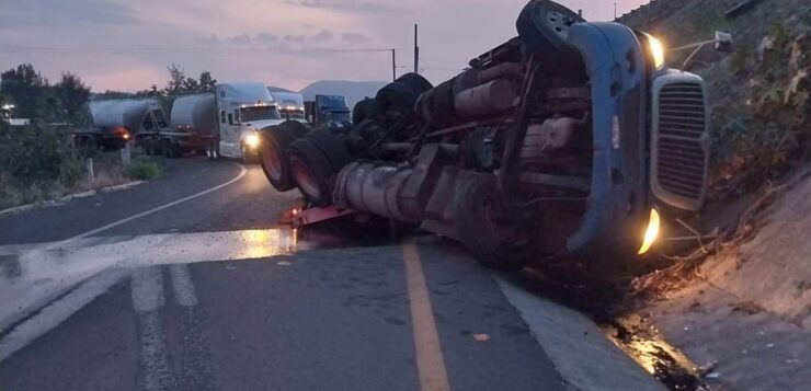 Trailer crashes entering the railroad crossing