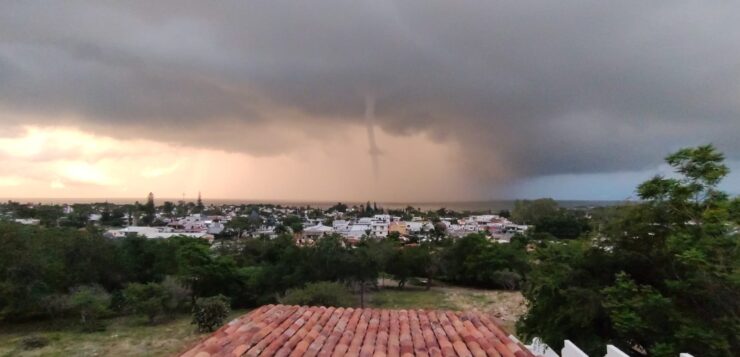 Waterspouts forms over Lake Chapala morning of August 2