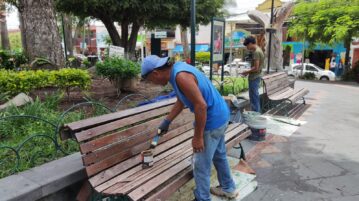 Ajijic main plaza getting a touch-up