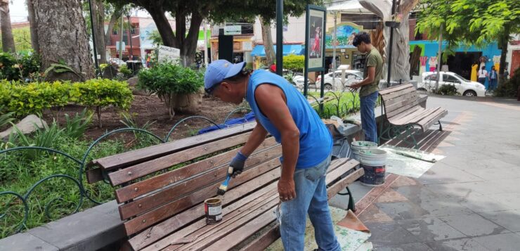 Ajijic main plaza getting a touch-up