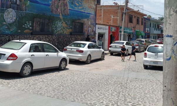 Parking restrictions lifted on Paseo Parroquia in Ajijic Plaza