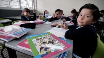 Free textbooks distributed in Jalisco despite controversy