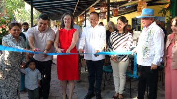 U.S. Consul and Chapala President inaugurate Casa Linda Café in Ajijic