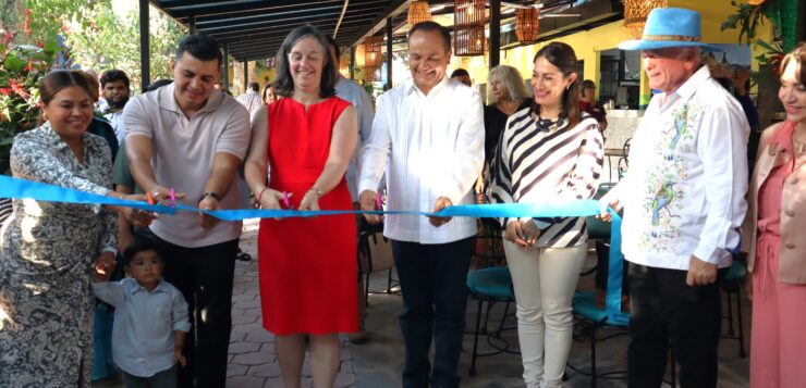 U.S. Consul and Chapala President inaugurate Casa Linda Café in Ajijic