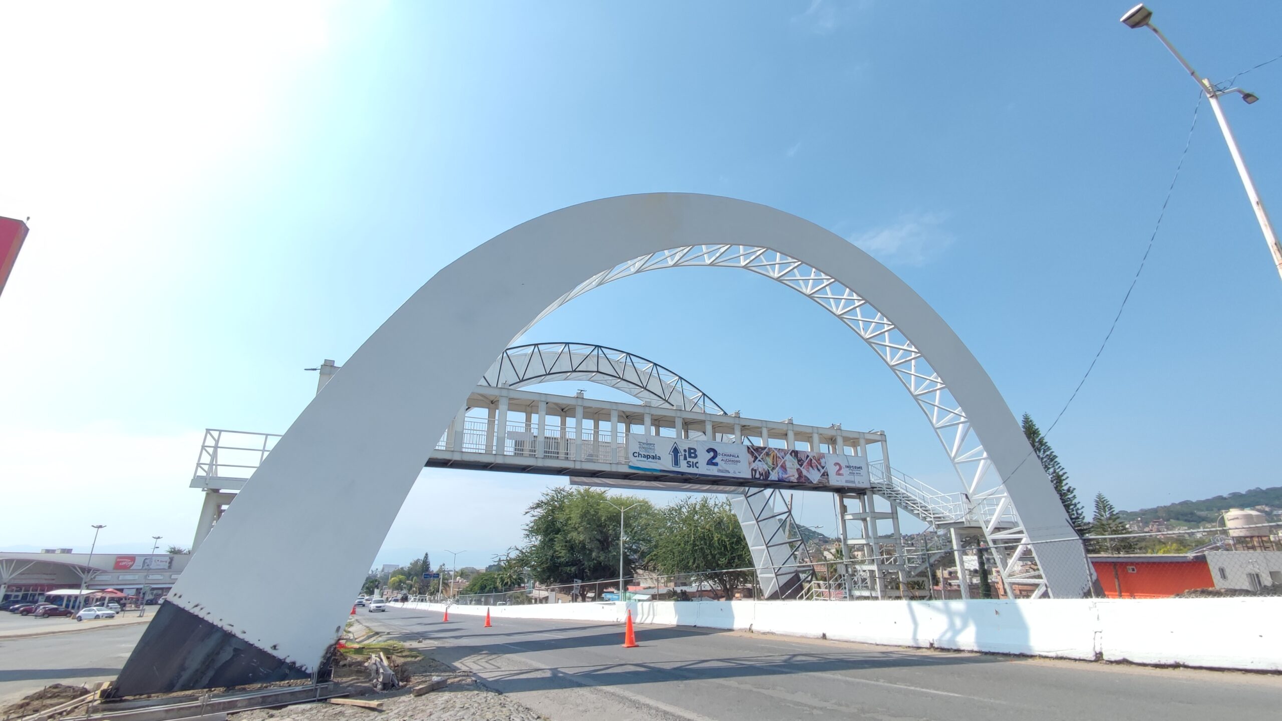 PHOTONOTE: Second entrance arch installed in Chapala