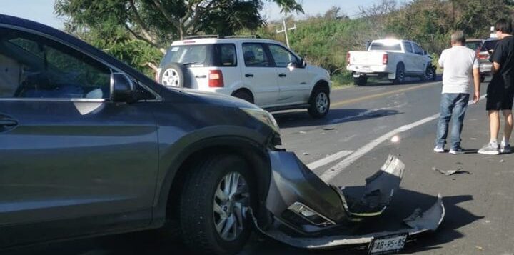 Two pickup trucks collide on the Libramento