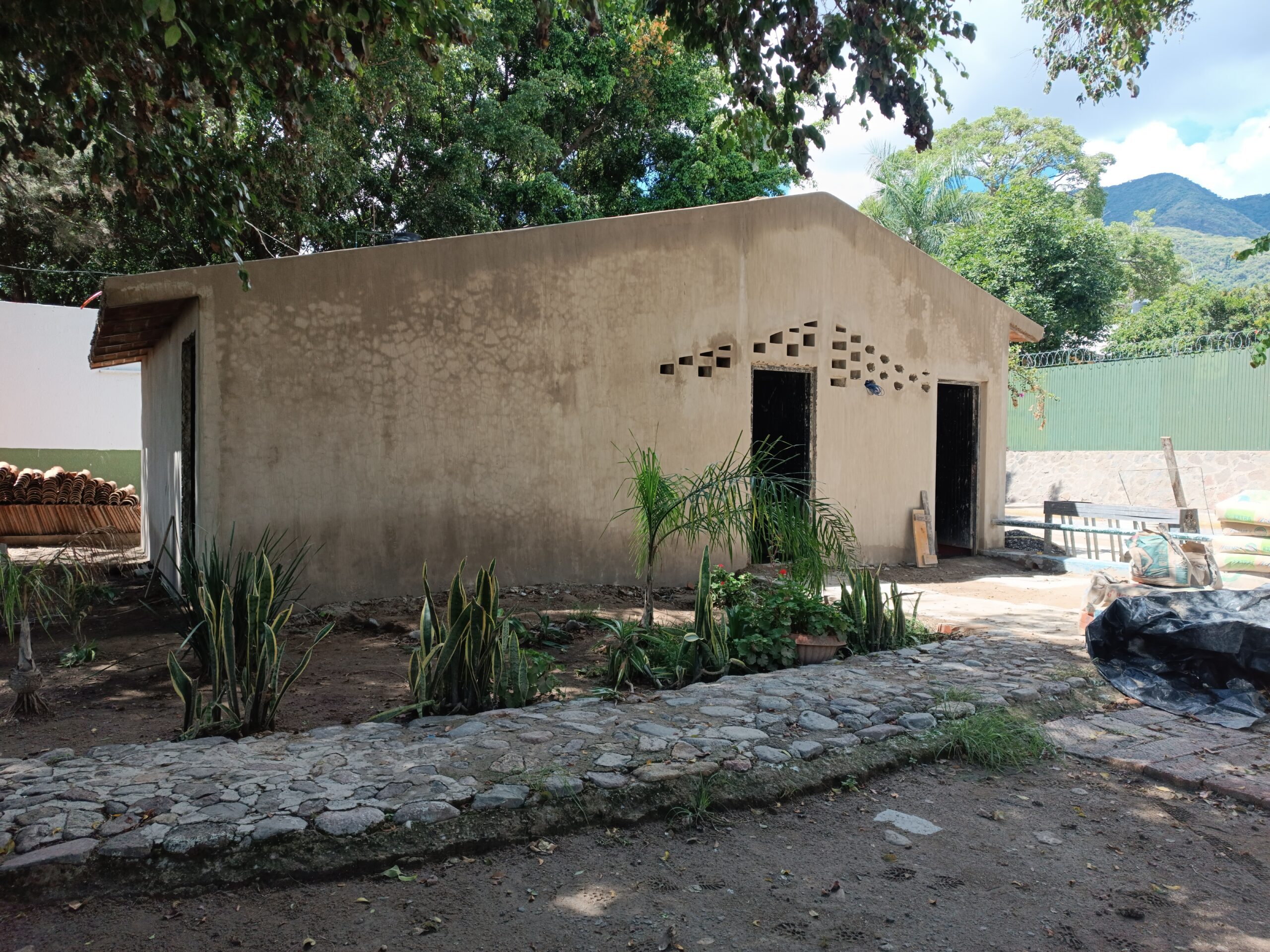 Ajijic's malecón restrooms are 60% complete