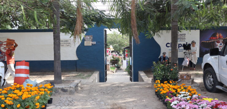 Ajijic cemetery ready for Day of the Dead